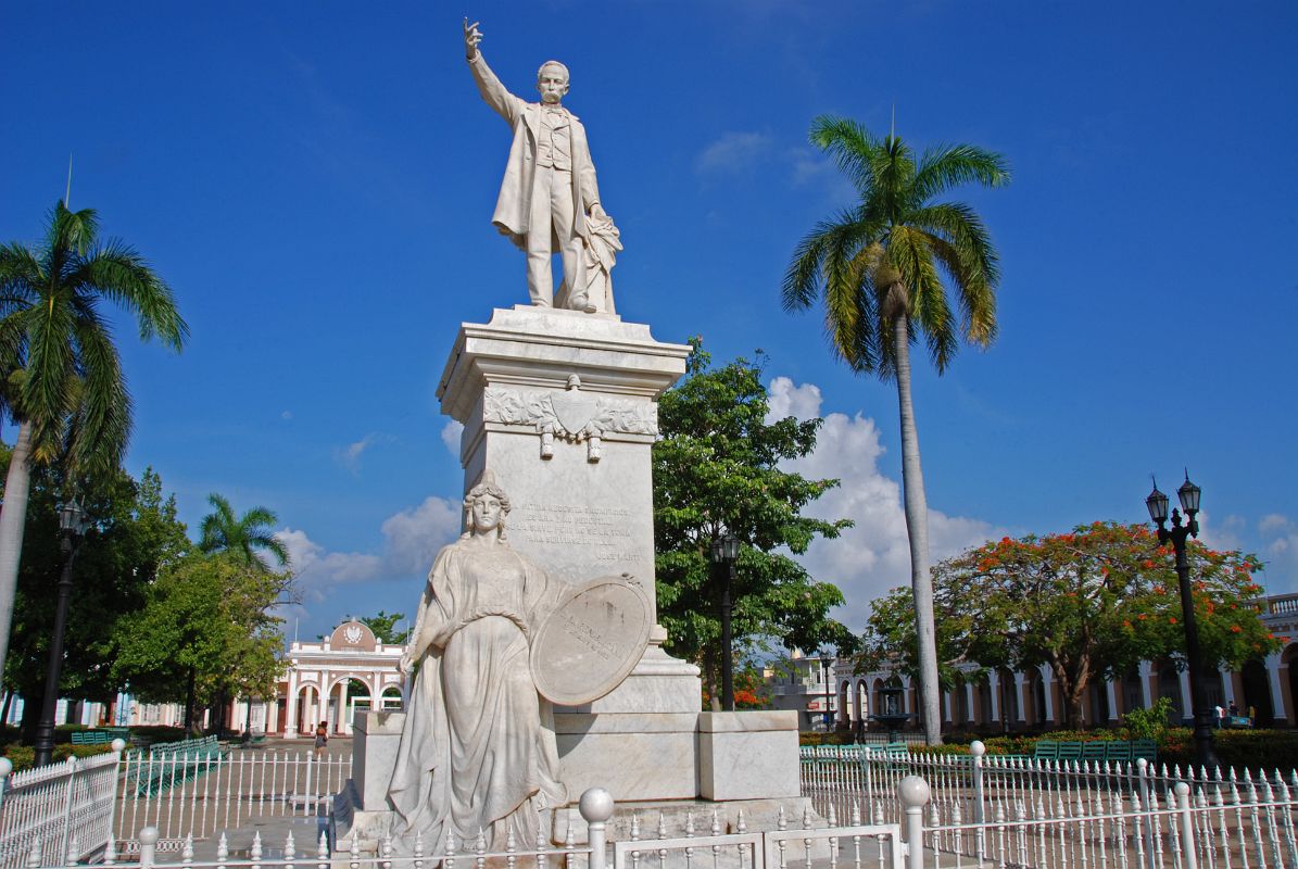 35 Cuba - Cienfuegos - Parque Jose Marti - Jose Marti Statue